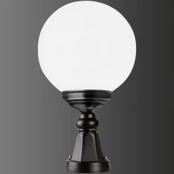 1141 sokkellampe med kugleskærm, sort/hvid