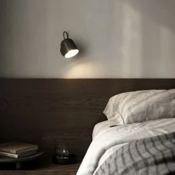 Angle væglampe, med vippekontakt, sort