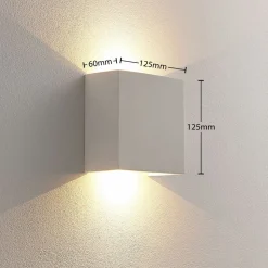 Anneke - kantet LED væglampe af gips