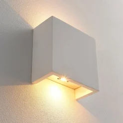 Anneke - kantet LED væglampe af gips