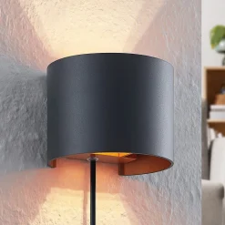 Arcchio væglampe Zuzana, rund, sort, stik, 13 cm