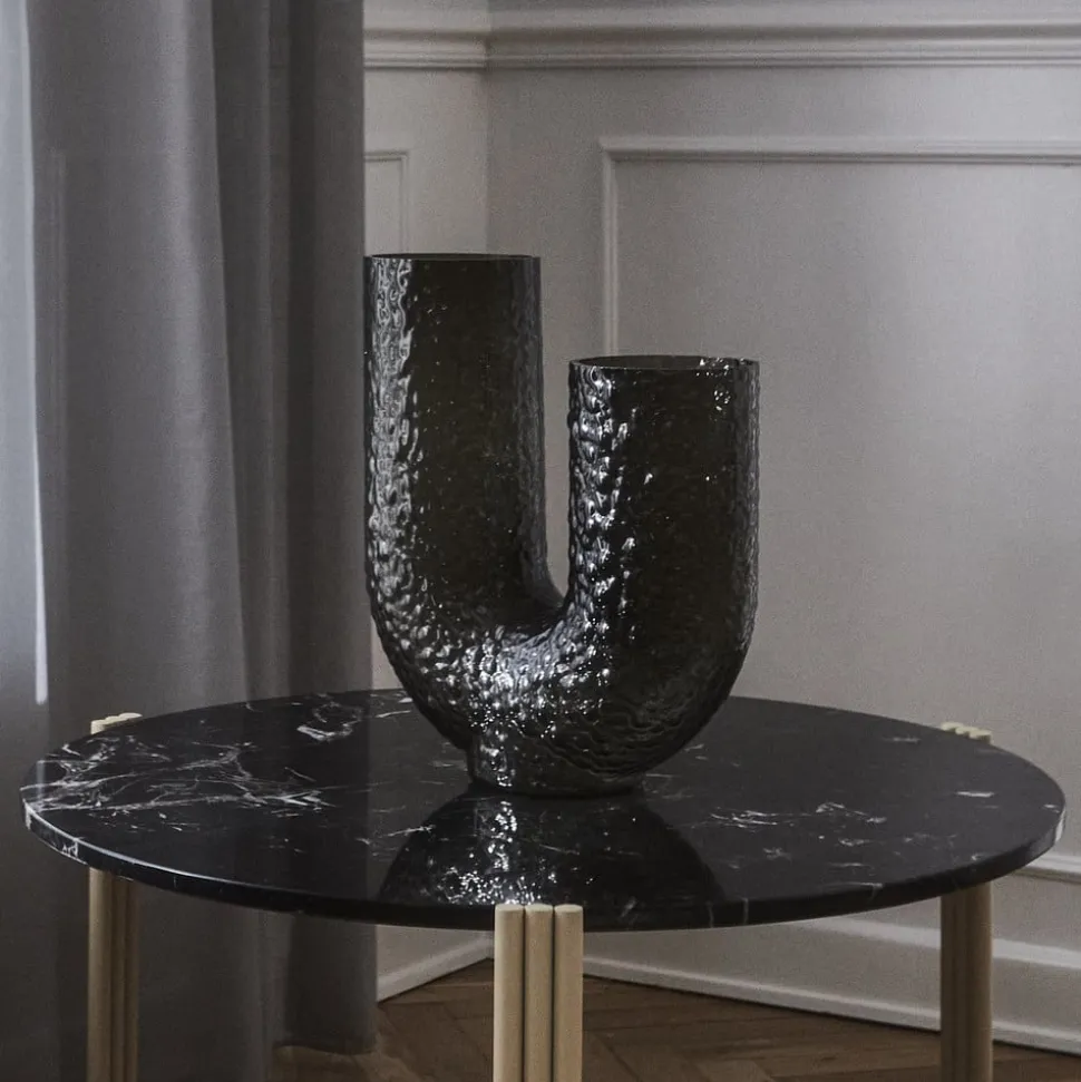 AYTM Arura-vase, sort, højde 40 cm, bredde 34 cm, glas