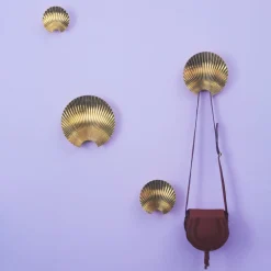AYTM Concha-krog, guldfarvet, vægdekoration, højde 11,5 cm