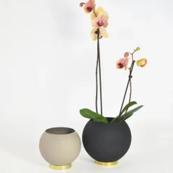 AYTM Globe urtepotte, Ø 21 cm, sort, aluminium, stål