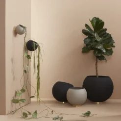 AYTM Globe vægblomsterkrukke, Ø 21 cm, sort, aluminium