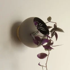 AYTM Globe vægblomsterkrukke, Ø 17 cm, gråbrun, aluminium