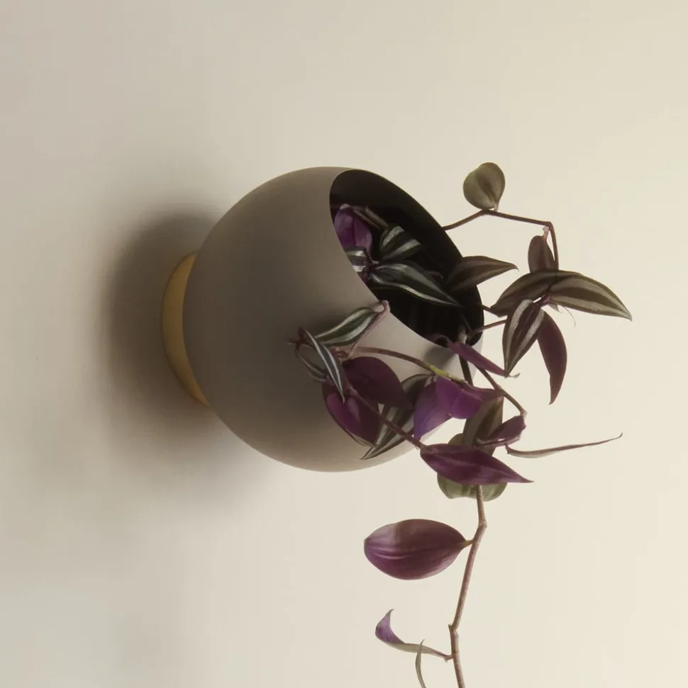 AYTM Globe vægblomsterkrukke, Ø 17 cm, gråbrun, aluminium