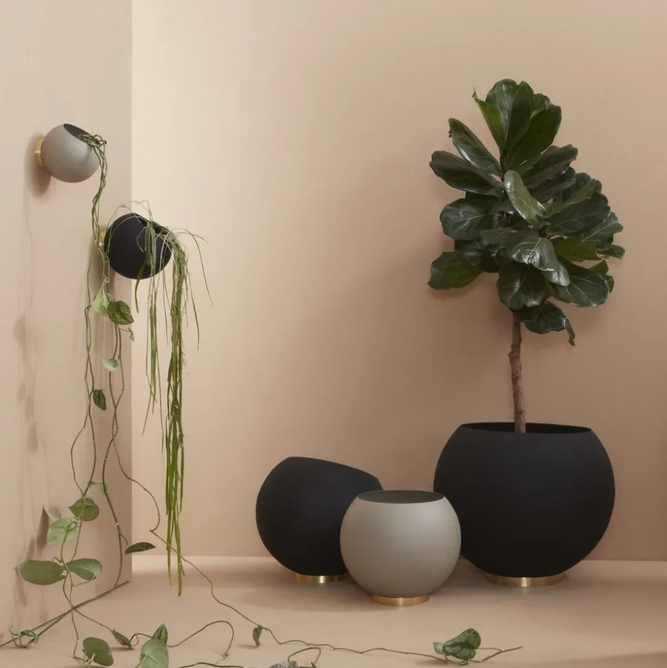 AYTM Globe vægblomsterkrukke, Ø 17 cm, gråbrun, aluminium