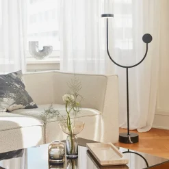 AYTM LED-gulvlampe Grasil, sort, marmor, højde 127 cm