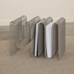 AYTM Magasinholder Curva, sølv, bredde 40 cm, stål