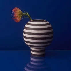 AYTM Varia-vase, rød, Ø 18 cm, højde 21 cm, keramik