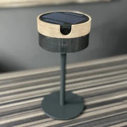 Bateak LED solcellebordlampe, sort / teakgrå, 2.700 K