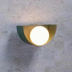 Benni væglampe med kugleskærm af glas, grøn