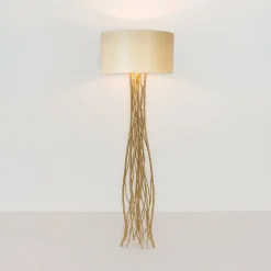 Capri gulvlampe, guld/ecru, højde 155 cm, hammerslået jern