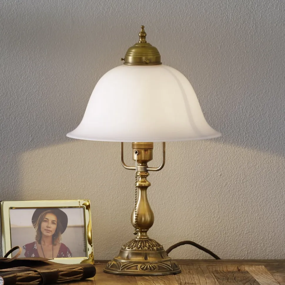 Den udsmykkede bordlampe Caroline af messing