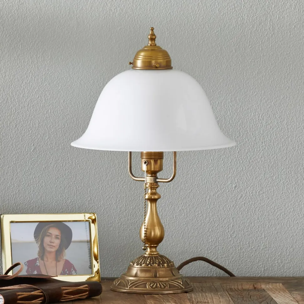 Den udsmykkede bordlampe Caroline af messing