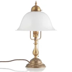 Den udsmykkede bordlampe Caroline af messing