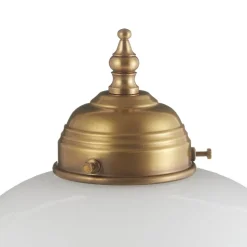 Den udsmykkede bordlampe Caroline af messing