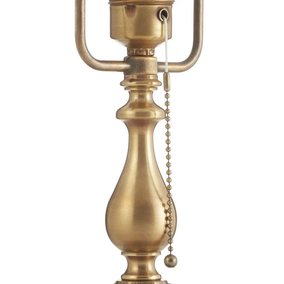 Den udsmykkede bordlampe Caroline af messing