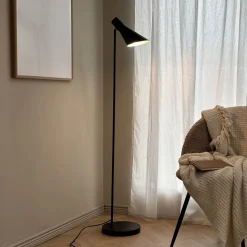 Dyberg Larsen gulvlampe DL12, sort, højde 139 cm, metal