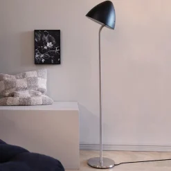 Dyberg Larsen gulvlampe Oulu, sort/stål, højde 128 cm