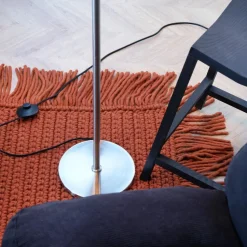 Dyberg Larsen gulvlampe Oulu, sort/stål, højde 128 cm