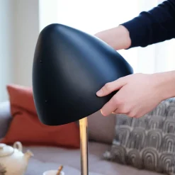 Dyberg Larsen gulvlampe Oulu, sort/stål, højde 128 cm