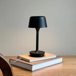 Dyberg Larsen LED-bordlampe Flow, sort, højde 25 cm