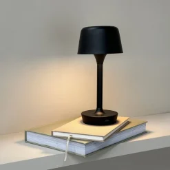 Dyberg Larsen LED-bordlampe Flow, sort, højde 25 cm