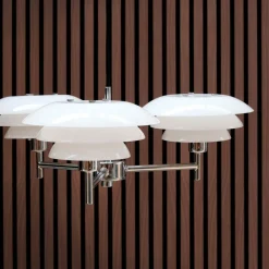 Dyberg Larsen lysekrone DL20, opal/krom, Ø 50 cm, 3 lyskilder.