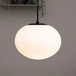 Dyberg Larsen Princess hængelampe, opal/sort, Ø 28 cm