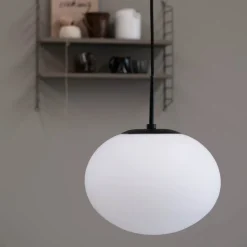 Dyberg Larsen Princess hængelampe, opal/sort, Ø 28 cm
