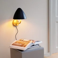 Dyberg Larsen væglampe Oulu, sort/messing, Ø 20,3 cm