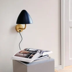 Dyberg Larsen væglampe Oulu, sort/messing, Ø 20,3 cm