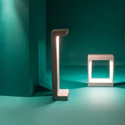 E192 LED-gadelampe af beton, højde 70 cm