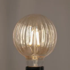 E27 3,8W LED-pære G95, 2700K, 340lm, riller ravfarvet