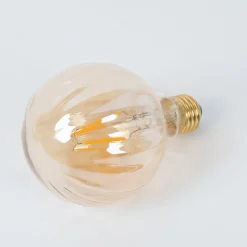 E27 3,8W LED-pære G95, 2700K, 340lm, riller ravfarvet