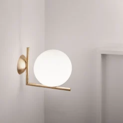 FLOS IC C/W1 væglampe, børstet messing