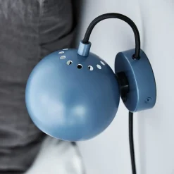 FRANDSEN væglampe kuglemagnet, petrolblå