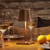 Genopladelig LED-bordlampe Nuindie mini, USB-C, bronze, IP54, dæmpbar.
