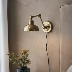 Grimstad væglampe, antik messingfarve, jern, stikprop