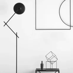 GRUPA Arigato gulvlampe, tredelt arm, sort