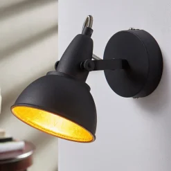 Julin sort og guldfarvet væglampe