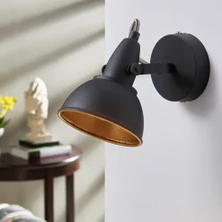 Julin sort og guldfarvet væglampe