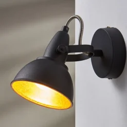 Julin sort og guldfarvet væglampe