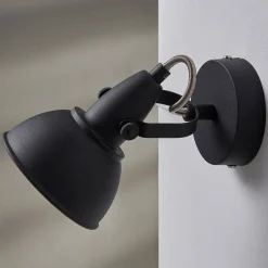 Julin sort og guldfarvet væglampe