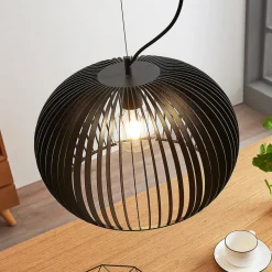 Jusra pendellampe i sort metal, 1 lyskilde.