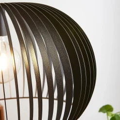 Jusra pendellampe i sort metal, 1 lyskilde.