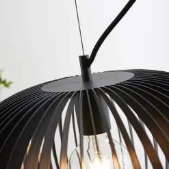 Jusra pendellampe i sort metal, 1 lyskilde.