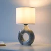 JUST LIGHT. Carara bordlampe, keramisk fod, grå